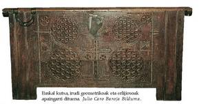 Euskal kutxa, irudi geometrikoak eta erlijiosoak apaingarri dituena. Julio Caro Baroja Bilduma.<br><br>